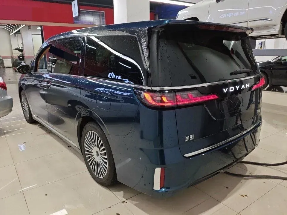 2025 Voyah Dream 1.5T 150HP L4 PHEV 41.7KWH,autocango,china used car exporter,china ev exporter,chinese used car exporter,chinese used ev exporter