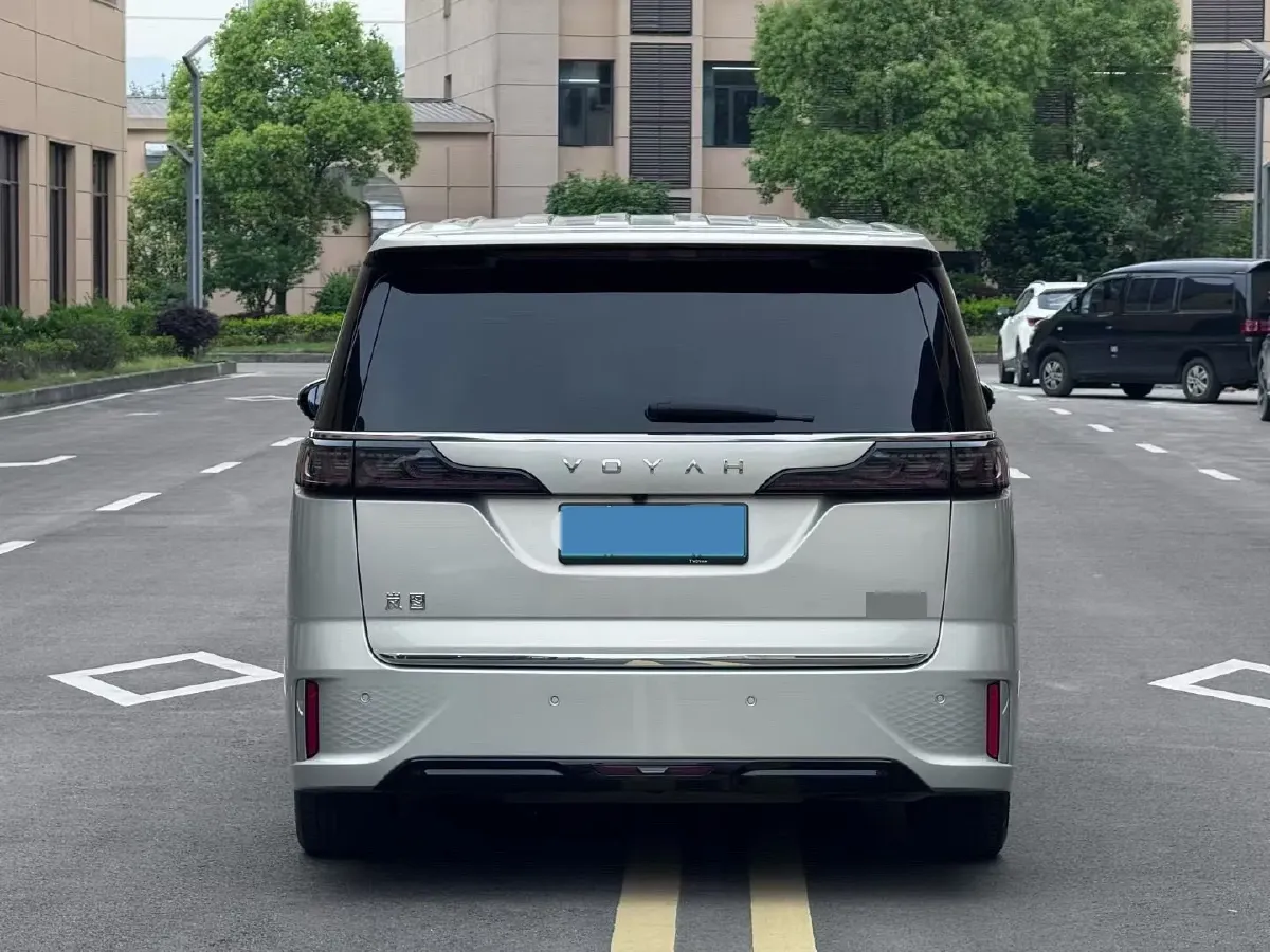 2024 Voyah Dream 1.5T 150HP L4 PHEV 43KWH,autocango,china used car exporter,china ev exporter,chinese used car exporter,chinese used ev exporter