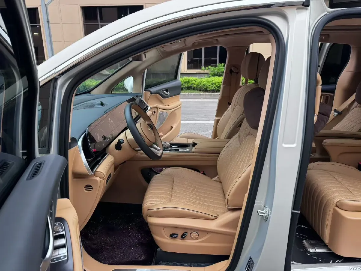 2024 Voyah Dream 1.5T 150HP L4 PHEV 43KWH,autocango,china used car exporter,china ev exporter,chinese used car exporter,chinese used ev exporter