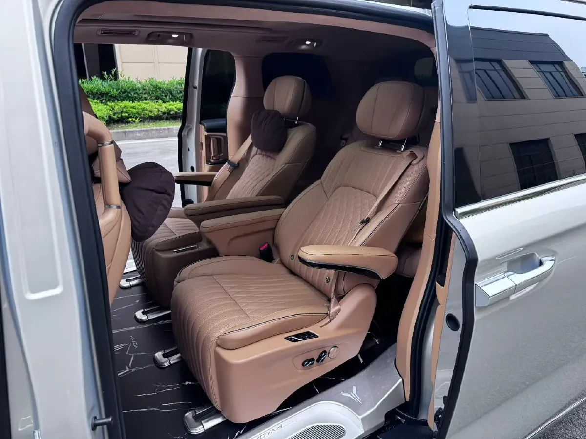 2024 Voyah Dream 1.5T 150HP L4 PHEV 43KWH,autocango,china used car exporter,china ev exporter,chinese used car exporter,chinese used ev exporter