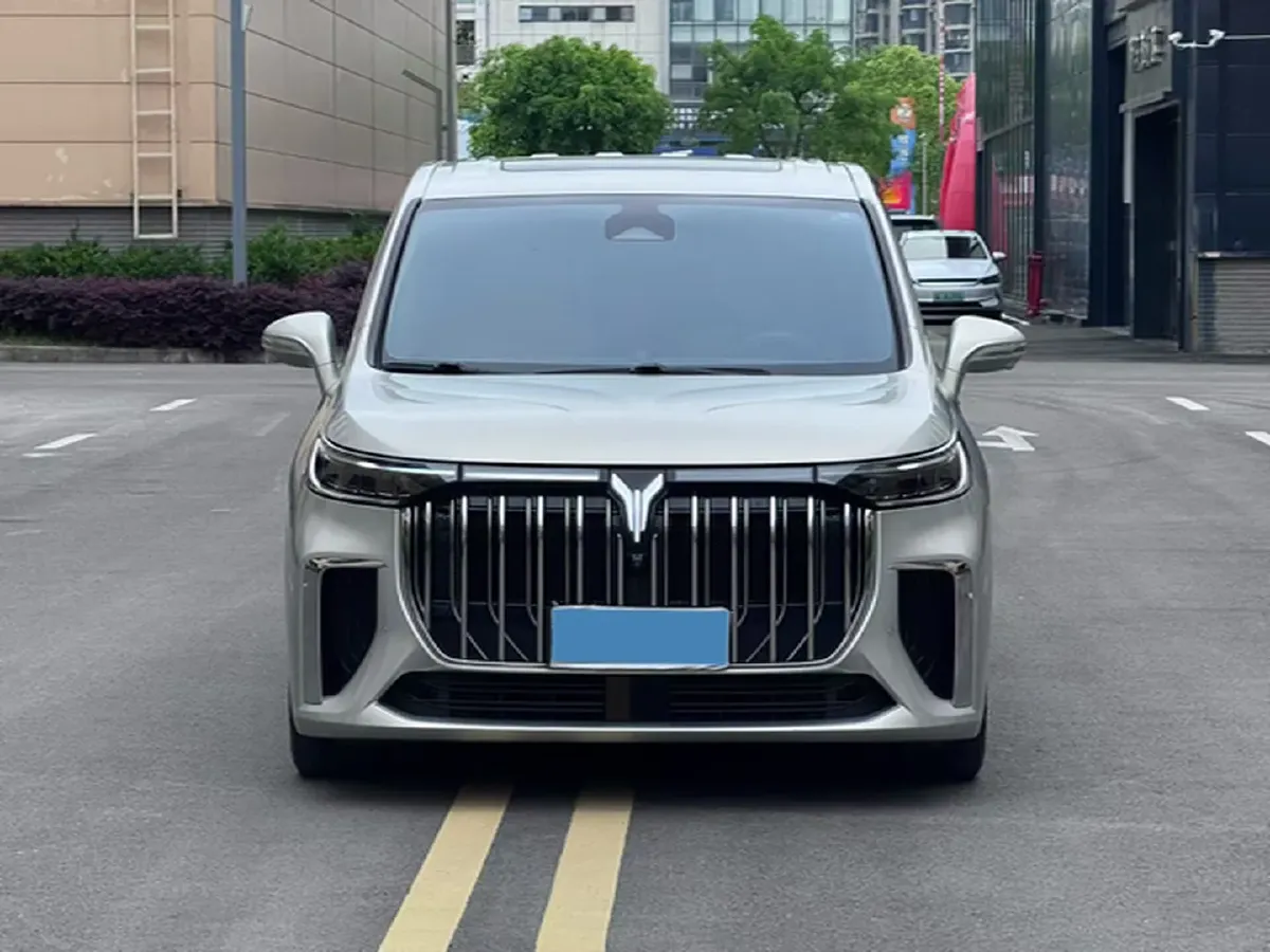 2024 Voyah Dream 1.5T 150HP L4 PHEV 43KWH,autocango,china used car exporter,china ev exporter,chinese used car exporter,chinese used ev exporter
