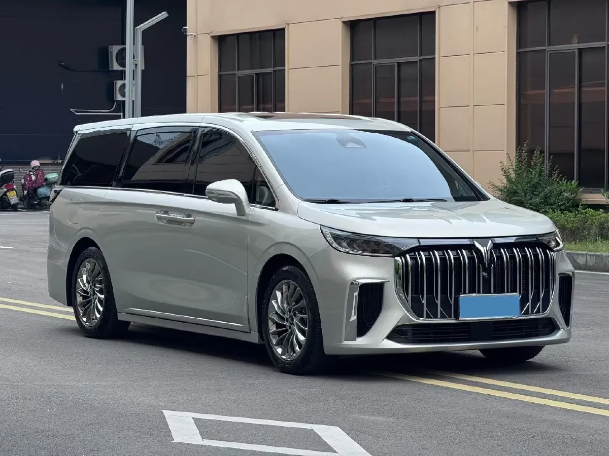 2024 Voyah Dream 1.5T 150HP L4 PHEV 43KWH,autocango,china used car exporter,china ev exporter,chinese used car exporter,chinese used ev exporter
