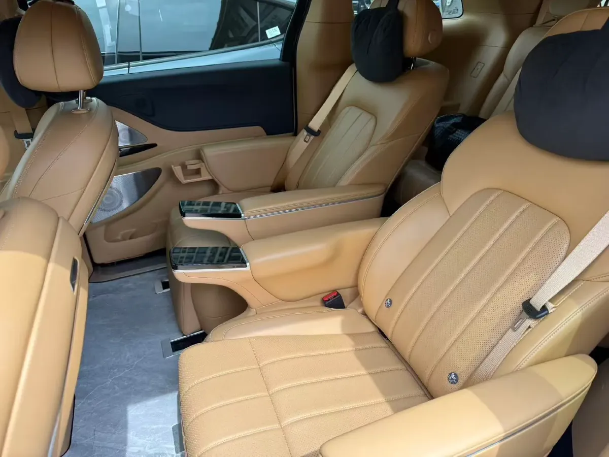 2025 Voyah Dream 1.5T 150HP L4 PHEV 41.7KWH,autocango,china used car exporter,china ev exporter,chinese used car exporter,chinese used ev exporter