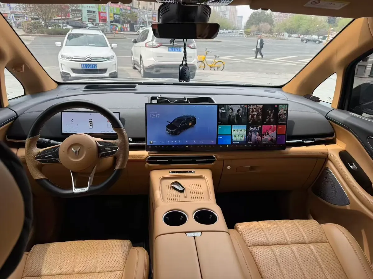 2025 Voyah Dream 1.5T 150HP L4 PHEV 41.7KWH,autocango,china used car exporter,china ev exporter,chinese used car exporter,chinese used ev exporter