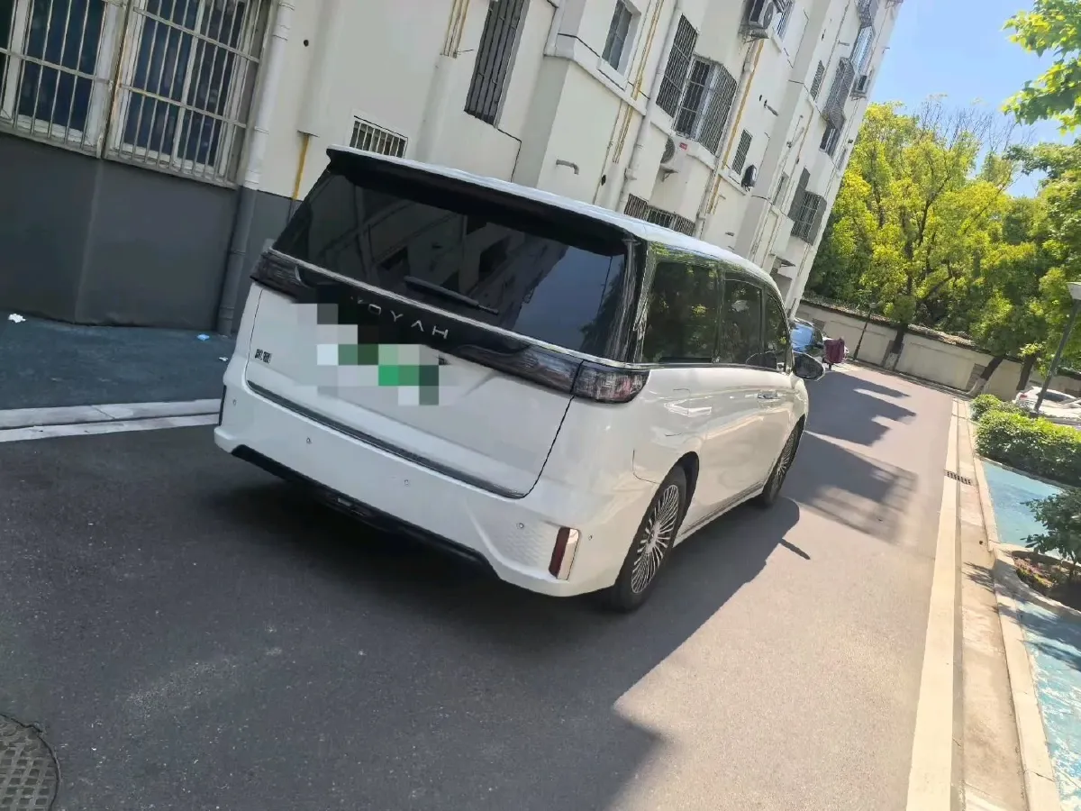 2025 Voyah Dream 1.5T 150HP L4 PHEV 41.7KWH,autocango,china used car exporter,china ev exporter,chinese used car exporter,chinese used ev exporter