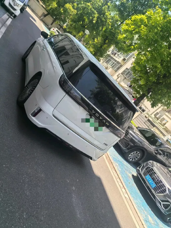2025 Voyah Dream 1.5T 150HP L4 PHEV 41.7KWH,autocango,china used car exporter,china ev exporter,chinese used car exporter,chinese used ev exporter