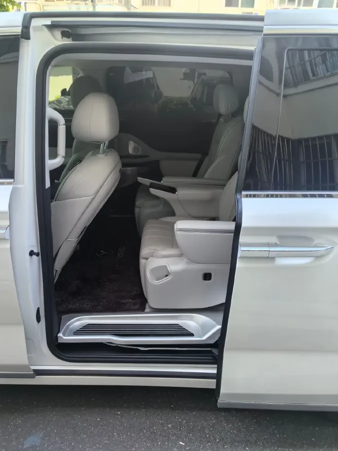 2025 Voyah Dream 1.5T 150HP L4 PHEV 41.7KWH,autocango,china used car exporter,china ev exporter,chinese used car exporter,chinese used ev exporter