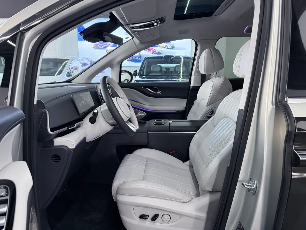 2025 Voyah Dream 1.5T 150HP L4 PHEV 41.7KWH,autocango,china used car exporter,china ev exporter,chinese used car exporter,chinese used ev exporter