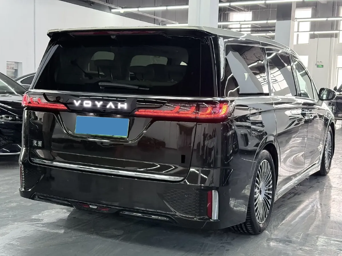 2025 Voyah Dream 1.5T 150HP L4 PHEV 41.7KWH,autocango,china used car exporter,china ev exporter,chinese used car exporter,chinese used ev exporter