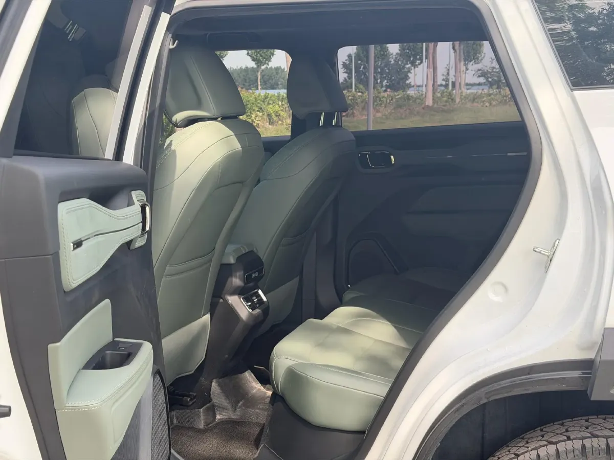 2025 Geely Cowboy 1.5T 181HP L4 7DCT,autocango,china used car exporter,china ev exporter,chinese used car exporter,chinese used ev exporter
