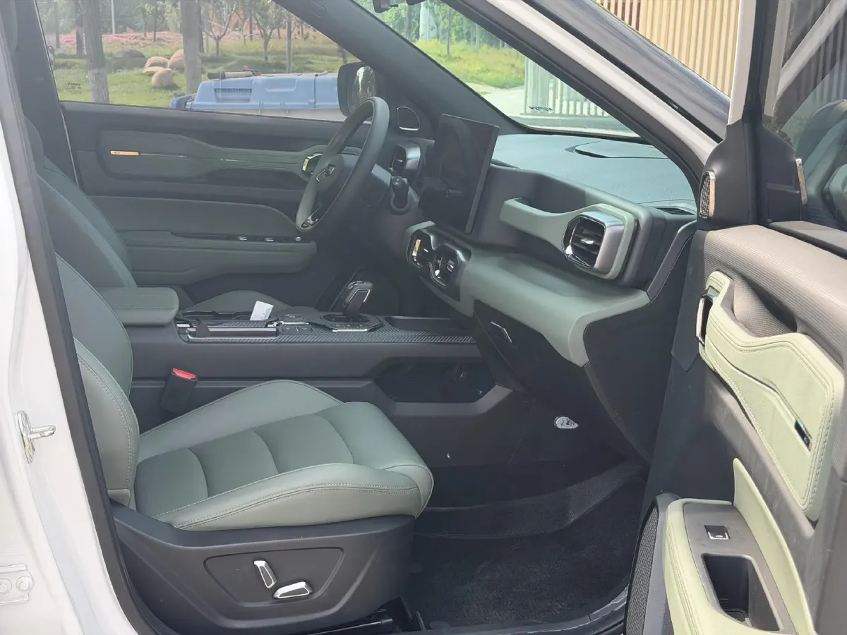 2025 Geely Cowboy 1.5T 181HP L4 7DCT,autocango,china used car exporter,china ev exporter,chinese used car exporter,chinese used ev exporter