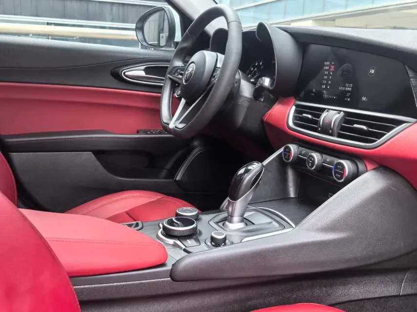 2017 Alfa Romeo Giulia 2.0T 200HP L4 8AT,autocango,china used car exporter,china ev exporter,chinese used car exporter,chinese used ev exporter