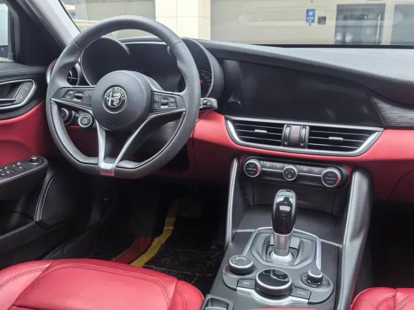 2017 Alfa Romeo Giulia 2.0T 200HP L4 8AT,autocango,china used car exporter,china ev exporter,chinese used car exporter,chinese used ev exporter