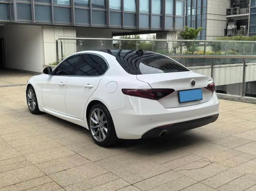 2017 Alfa Romeo Giulia 2.0T 200HP L4 8AT,autocango,china used car exporter,china ev exporter,chinese used car exporter,chinese used ev exporter