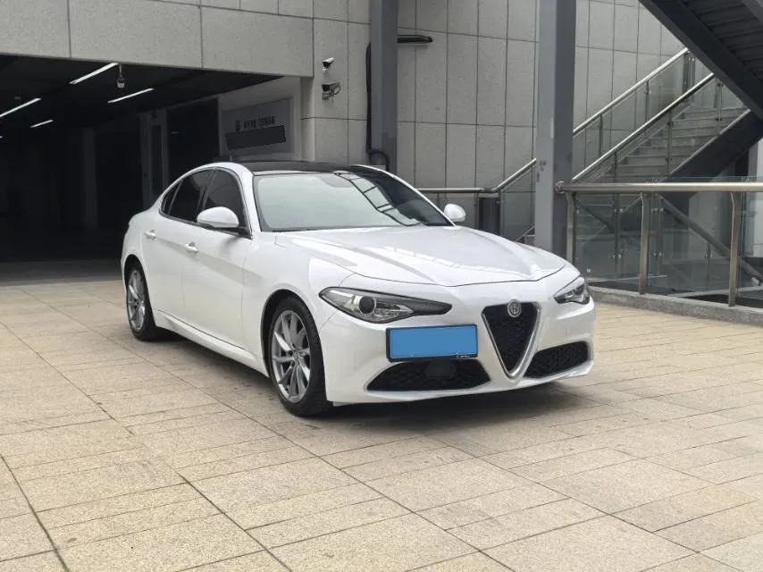 2017 Alfa Romeo Giulia 2.0T 200HP L4 8AT,autocango,china used car exporter,china ev exporter,chinese used car exporter,chinese used ev exporter