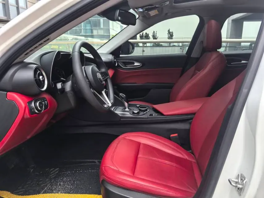 2017 Alfa Romeo Giulia 2.0T 200HP L4 8AT,autocango,china used car exporter,china ev exporter,chinese used car exporter,chinese used ev exporter