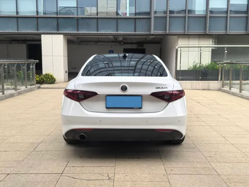 2017 Alfa Romeo Giulia 2.0T 200HP L4 8AT,autocango,china used car exporter,china ev exporter,chinese used car exporter,chinese used ev exporter