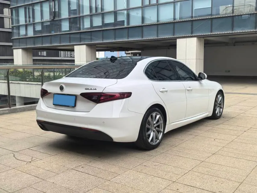 2017 Alfa Romeo Giulia 2.0T 200HP L4 8AT,autocango,china used car exporter,china ev exporter,chinese used car exporter,chinese used ev exporter