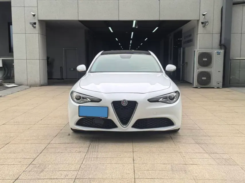 2017 Alfa Romeo Giulia 2.0T 200HP L4 8AT,autocango,china used car exporter,china ev exporter,chinese used car exporter,chinese used ev exporter