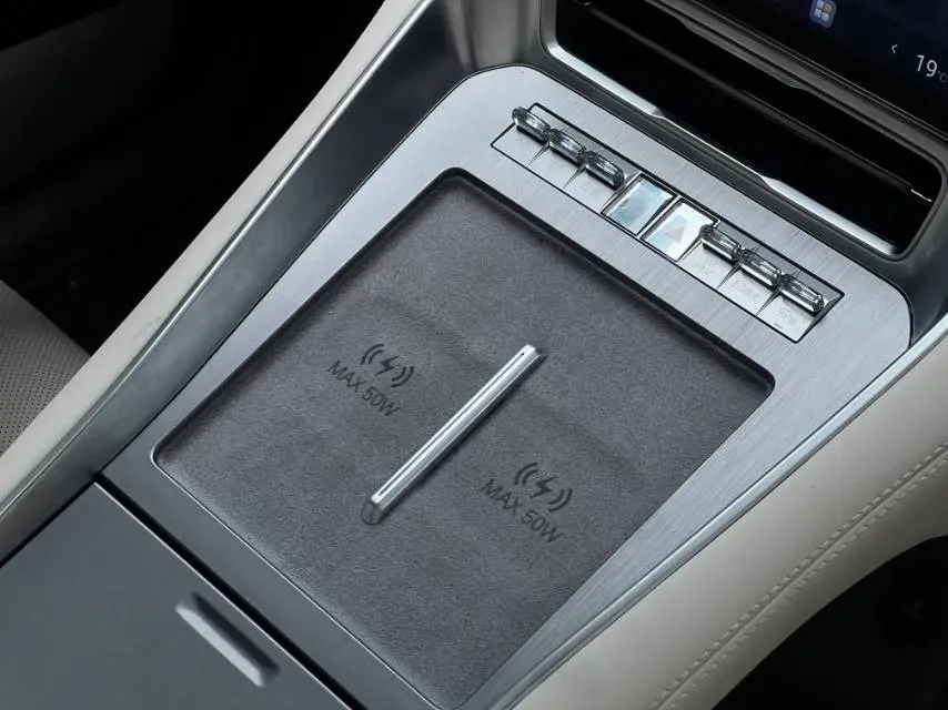 2025 Denza DenzaN8L 2.0T 207HP L4 E-CVT PHEV,autocango,china used car exporter,china ev exporter,chinese used car exporter,chinese used ev exporter