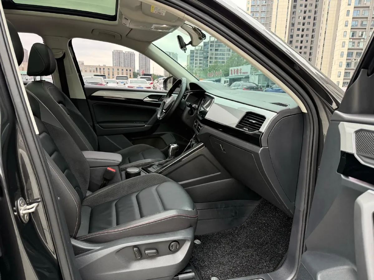 2019 Jeep Cherokee 2.0T 234HP L4 9AT,autocango,china used car exporter,china ev exporter,chinese used car exporter,chinese used ev exporter