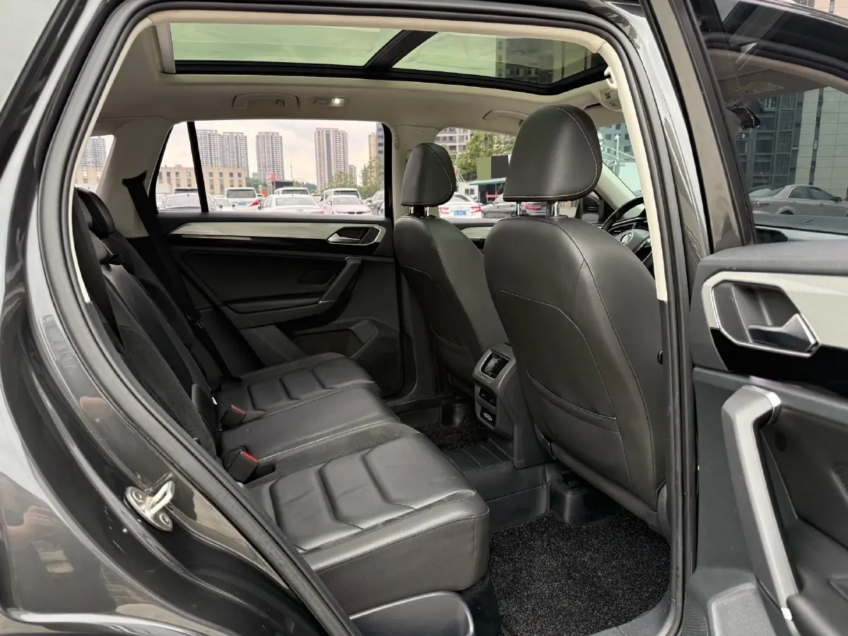 2019 Jeep Cherokee 2.0T 234HP L4 9AT,autocango,china used car exporter,china ev exporter,chinese used car exporter,chinese used ev exporter