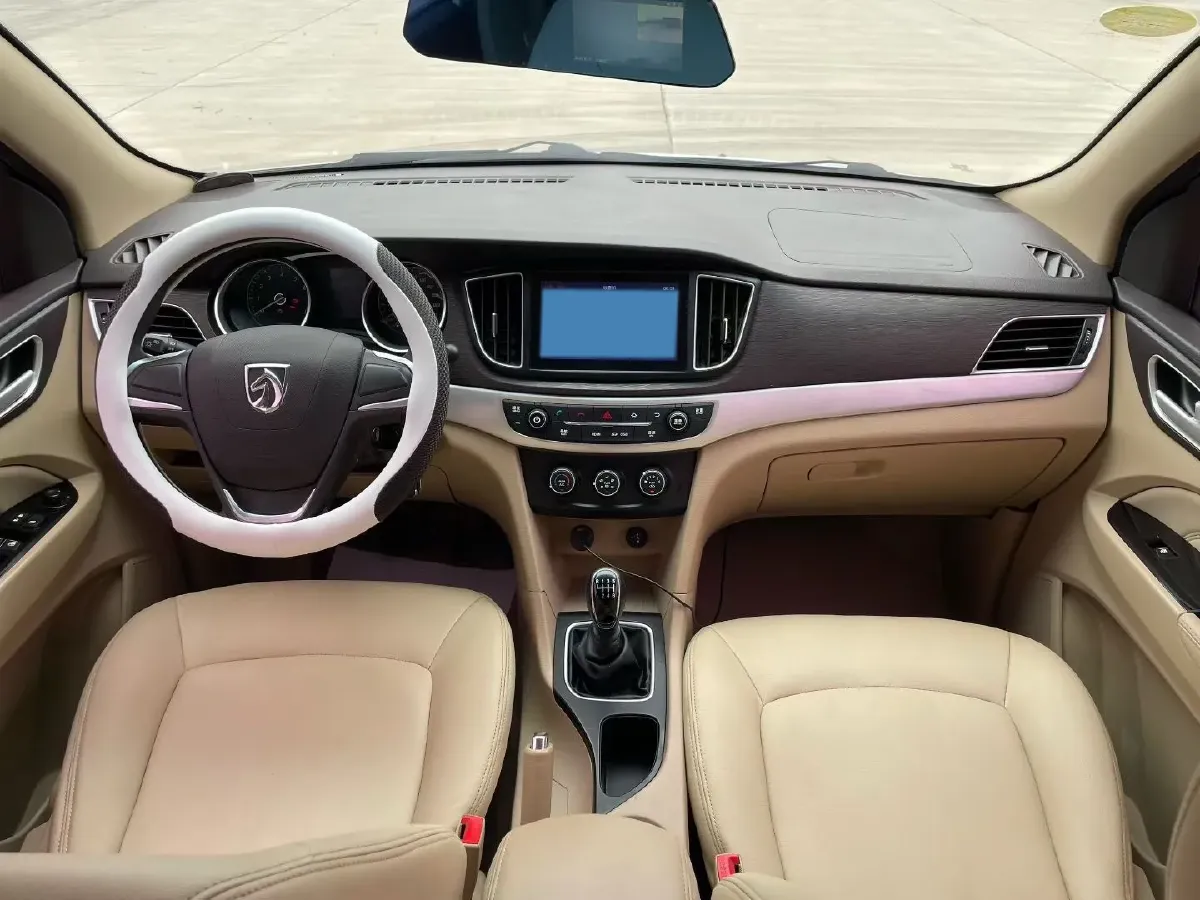 2019 BaoJun 730 1.5L 105HP L4 6MT,autocango,china used car exporter,china ev exporter,chinese used car exporter,chinese used ev exporter