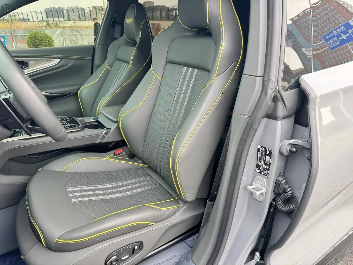 2025 Aston Martin DBX 4.0T 707HP V8 9AT,autocango,china used car exporter,china ev exporter,chinese used car exporter,chinese used ev exporter