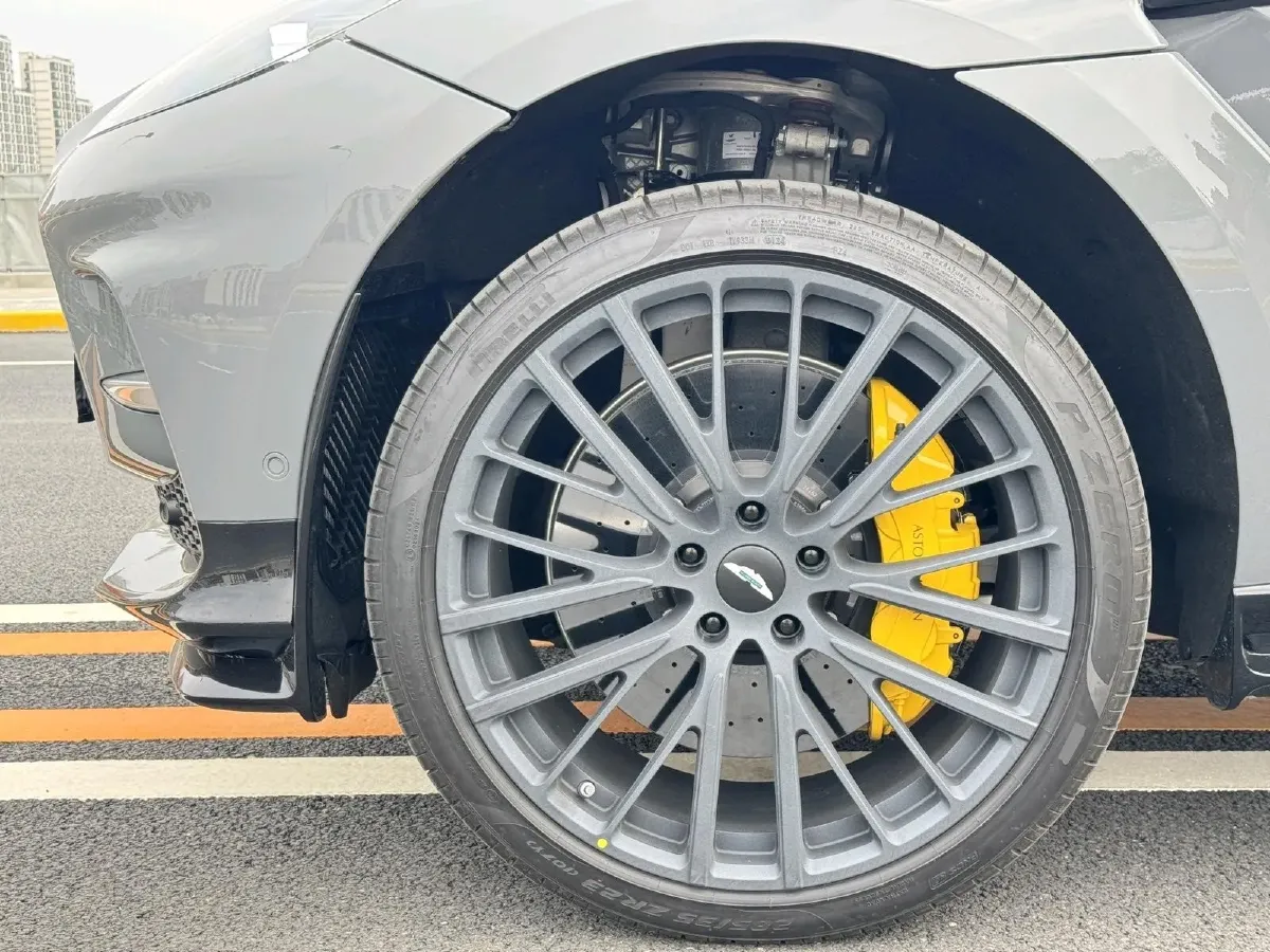 2025 Aston Martin DBX 4.0T 707HP V8 9AT,autocango,china used car exporter,china ev exporter,chinese used car exporter,chinese used ev exporter