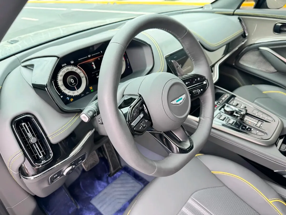 2025 Aston Martin DBX 4.0T 707HP V8 9AT,autocango,china used car exporter,china ev exporter,chinese used car exporter,chinese used ev exporter