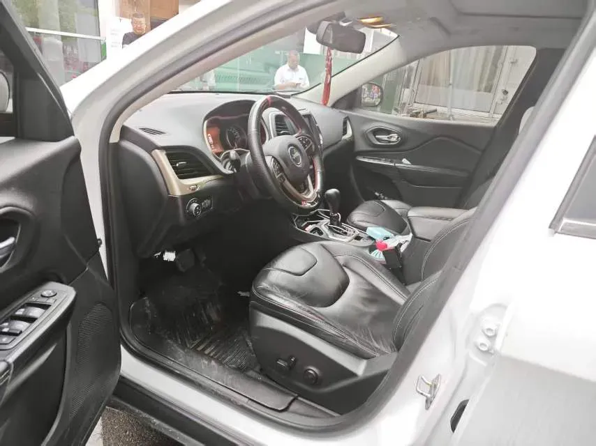 2017 Jeep Cherokee 2.0L 155HP L4 9AT,autocango,china used car exporter,china ev exporter,chinese used car exporter,chinese used ev exporter