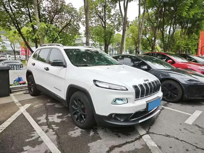2017 Jeep Cherokee 2.0L 155HP L4 9AT,autocango,china used car exporter,china ev exporter,chinese used car exporter,chinese used ev exporter