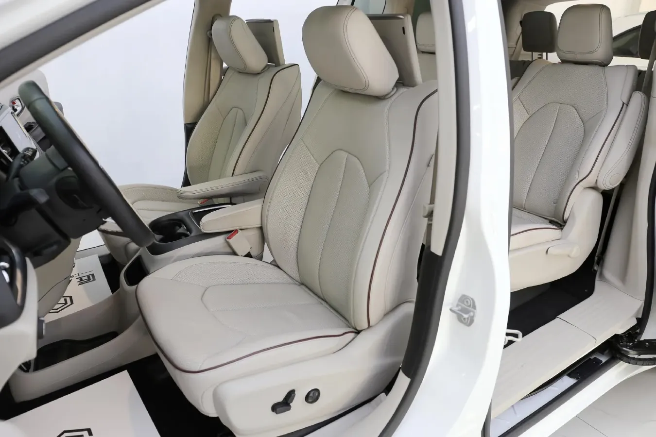 2017 Chrysler Pacifica 3.6L 279HP V6 9AT,autocango,china used car exporter,china ev exporter,chinese used car exporter,chinese used ev exporter