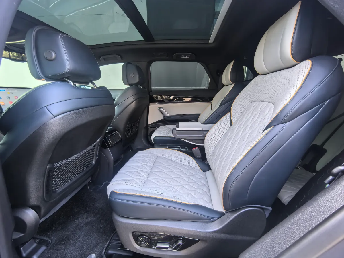 2022 Jeep Grand Commander 2.0T 265HP L4 9AT,autocango,china used car exporter,china ev exporter,chinese used car exporter,chinese used ev exporter