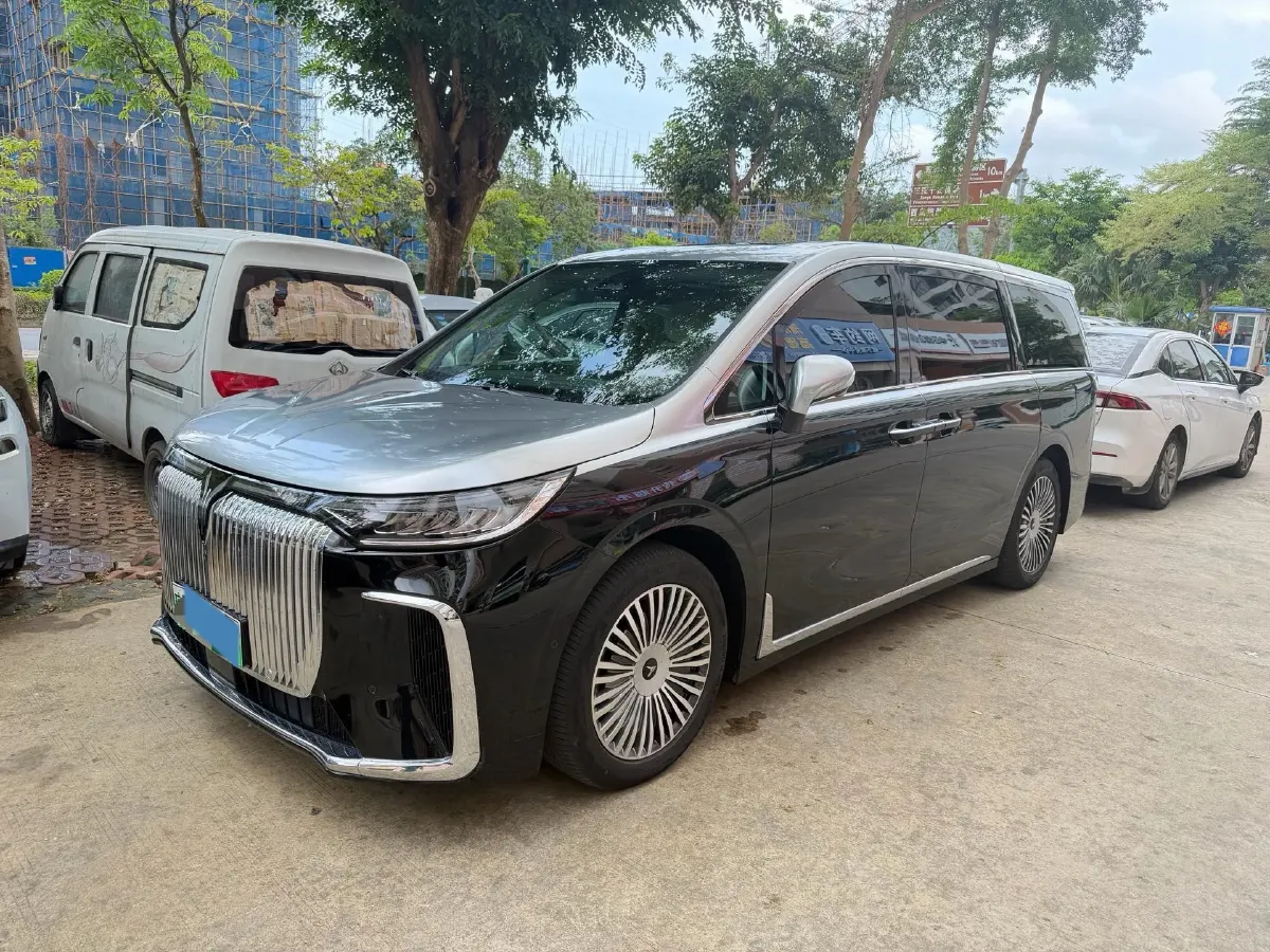 2025 Voyah Dream 1.5T 150HP L4 PHEV 41.7KWH,autocango,china used car exporter,china ev exporter,chinese used car exporter,chinese used ev exporter