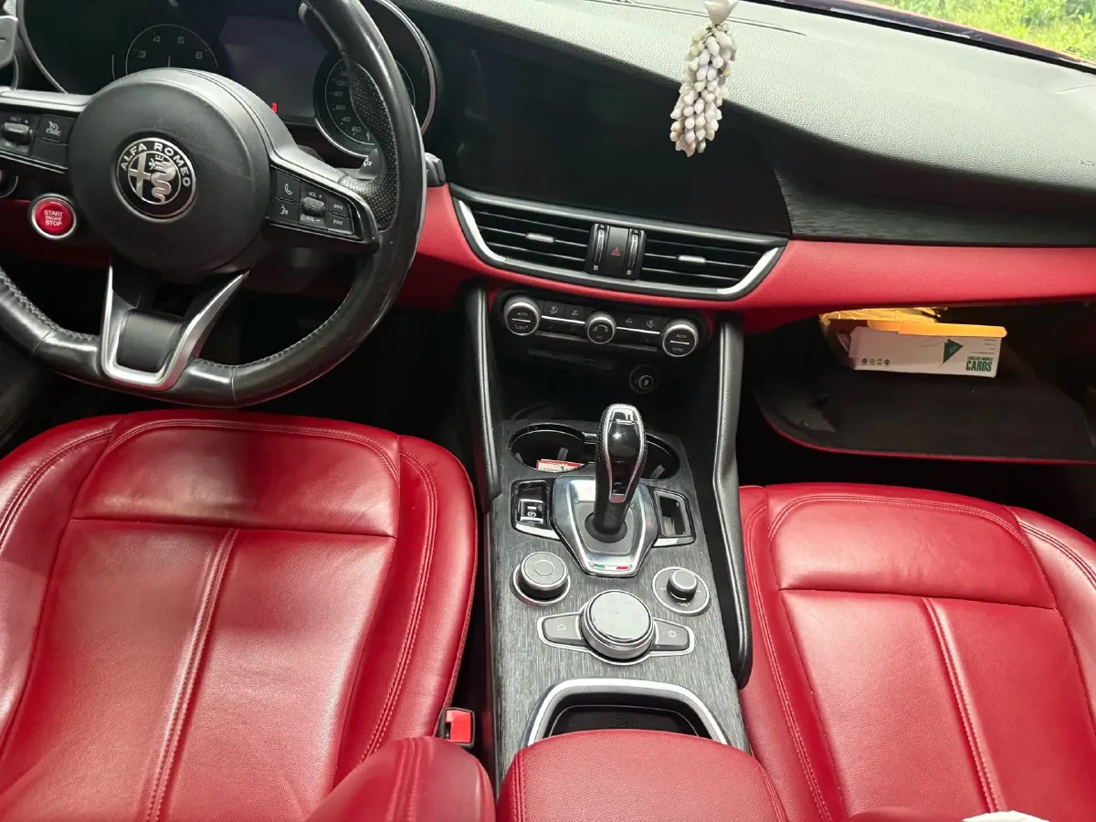 2020 Alfa Romeo Giulia 2.0T 280HP L4 8AT,autocango,china used car exporter,china ev exporter,chinese used car exporter,chinese used ev exporter