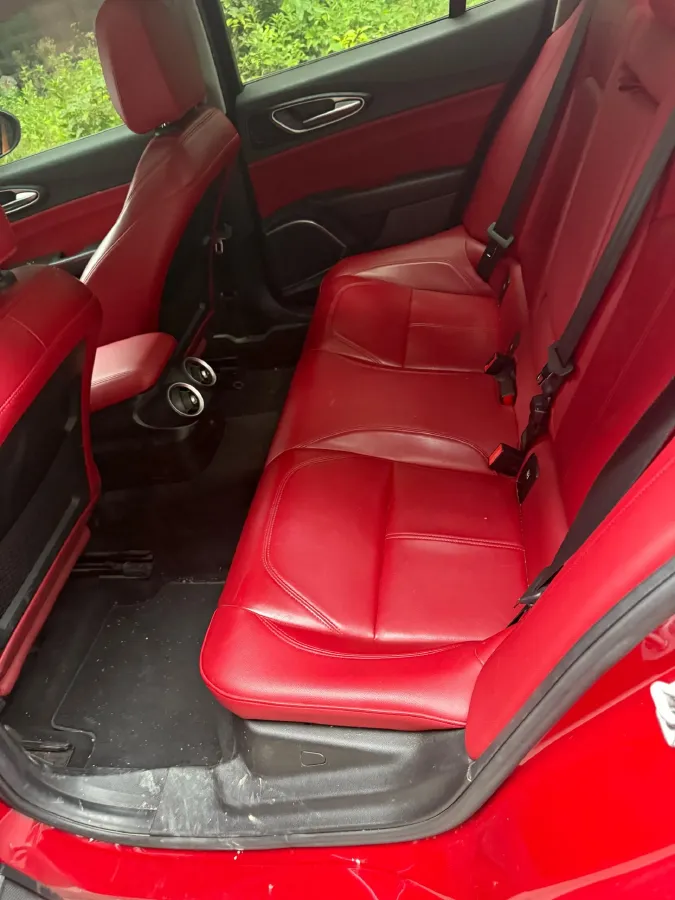 2020 Alfa Romeo Giulia 2.0T 280HP L4 8AT,autocango,china used car exporter,china ev exporter,chinese used car exporter,chinese used ev exporter