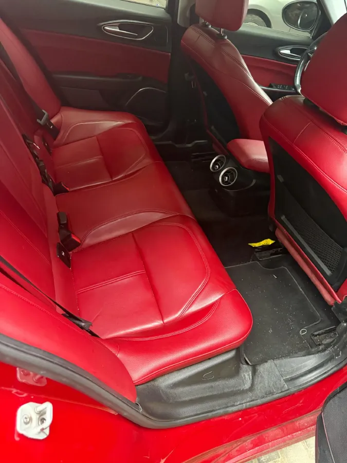 2020 Alfa Romeo Giulia 2.0T 280HP L4 8AT,autocango,china used car exporter,china ev exporter,chinese used car exporter,chinese used ev exporter