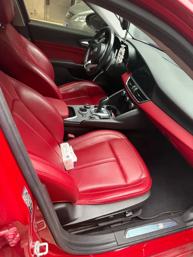 2020 Alfa Romeo Giulia 2.0T 280HP L4 8AT,autocango,china used car exporter,china ev exporter,chinese used car exporter,chinese used ev exporter