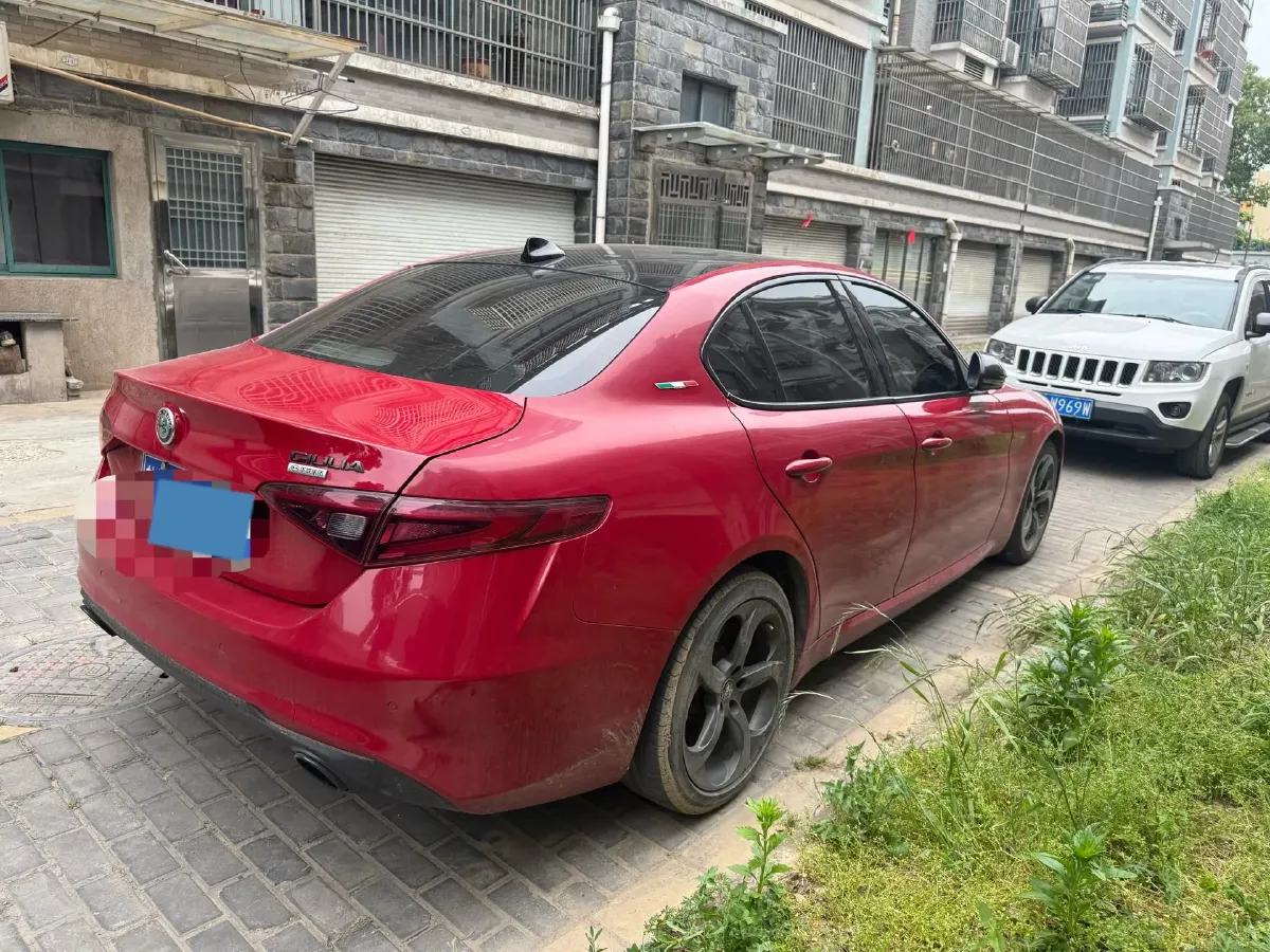 2020 Alfa Romeo Giulia 2.0T 280HP L4 8AT,autocango,china used car exporter,china ev exporter,chinese used car exporter,chinese used ev exporter