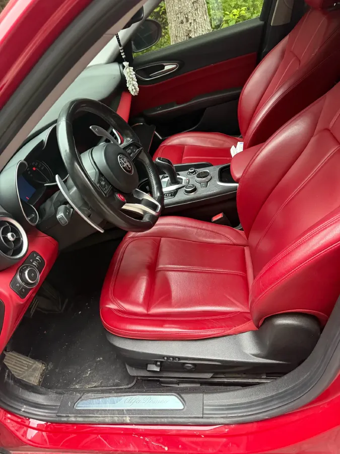 2020 Alfa Romeo Giulia 2.0T 280HP L4 8AT,autocango,china used car exporter,china ev exporter,chinese used car exporter,chinese used ev exporter