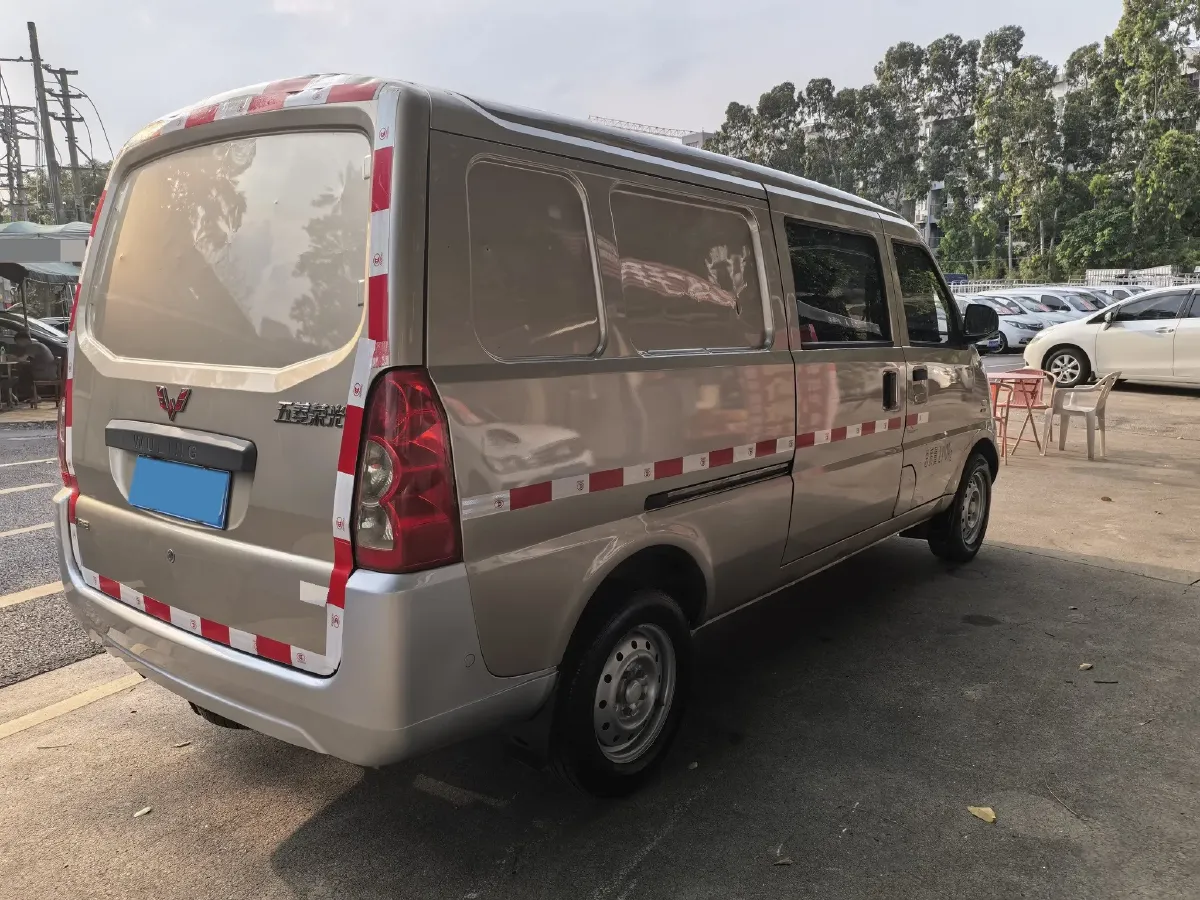 2021 WuLing RongGuang 1.5L 99HP L4 5MT,autocango,china used car exporter,china ev exporter,chinese used car exporter,chinese used ev exporter