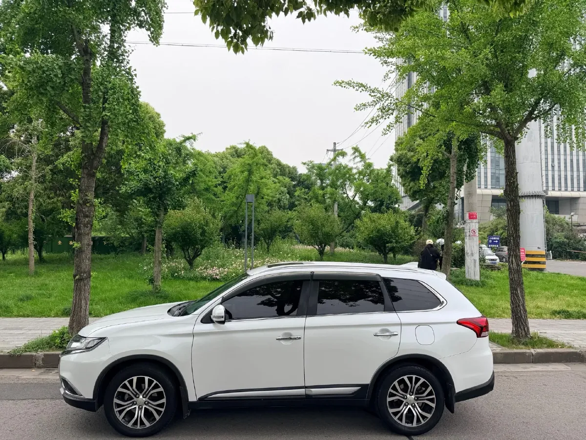 2018 Mitsubishi Outlander 2.4L 192HP L4 CVT,autocango,china used car exporter,china ev exporter,chinese used car exporter,chinese used ev exporter