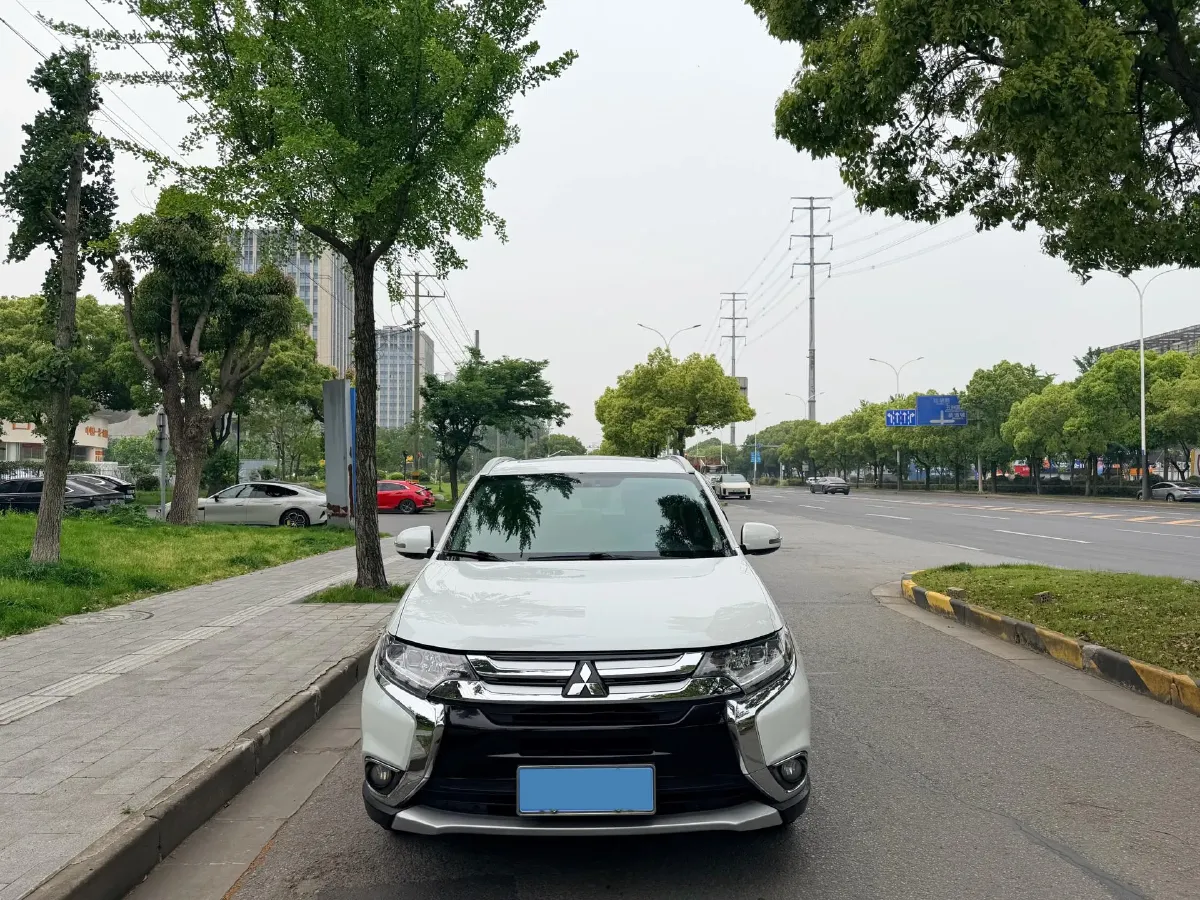 2018 Mitsubishi Outlander 2.4L 192HP L4 CVT,autocango,china used car exporter,china ev exporter,chinese used car exporter,chinese used ev exporter