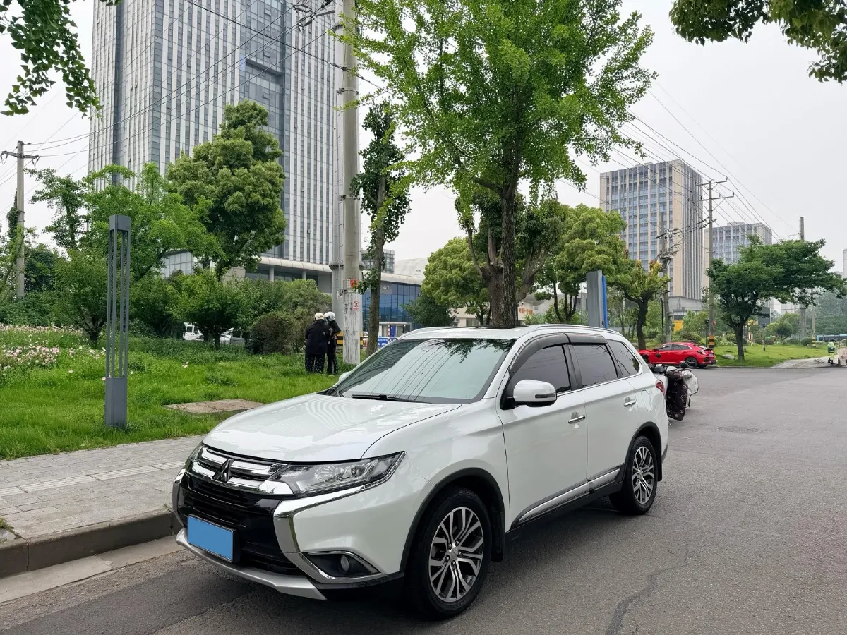 2018 Mitsubishi Outlander 2.4L 192HP L4 CVT,autocango,china used car exporter,china ev exporter,chinese used car exporter,chinese used ev exporter