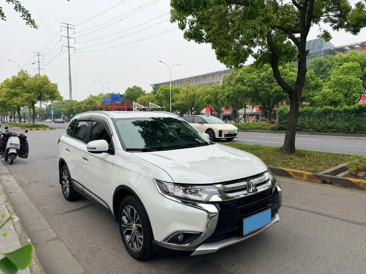 2018 Mitsubishi Outlander 2.4L 192HP L4 CVT,autocango,china used car exporter,china ev exporter,chinese used car exporter,chinese used ev exporter