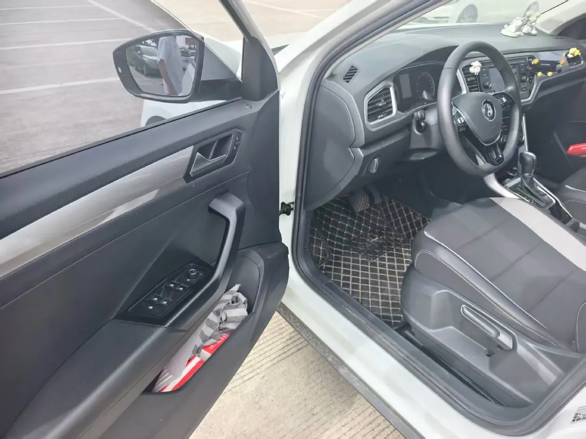 2020 Volkswagen T-Roc 1.4T 131HP L4 7DCT,autocango,china used car exporter,china ev exporter,chinese used car exporter,chinese used ev exporter