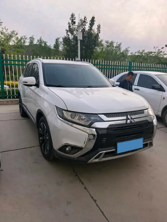 2019 Mitsubishi Outlander 2.0L 166HP L4 CVT,autocango,china used car exporter,china ev exporter,chinese used car exporter,chinese used ev exporter