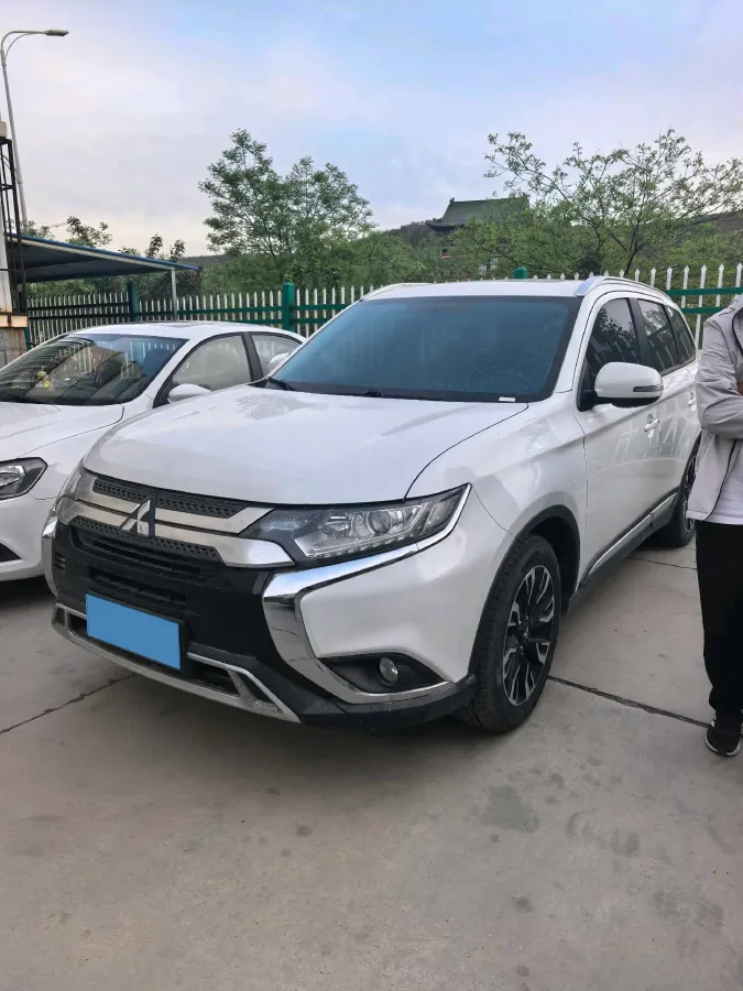2019 Mitsubishi Outlander 2.0L 166HP L4 CVT,autocango,china used car exporter,china ev exporter,chinese used car exporter,chinese used ev exporter