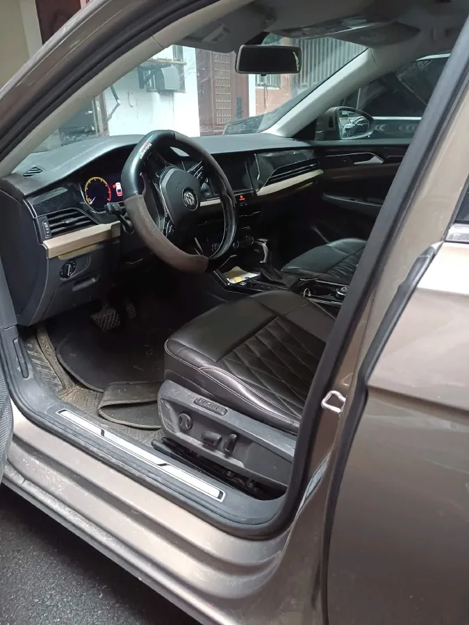 2019 Volvo V40 1.5T 152HP L4 6AT,autocango,china used car exporter,china ev exporter,chinese used car exporter,chinese used ev exporter